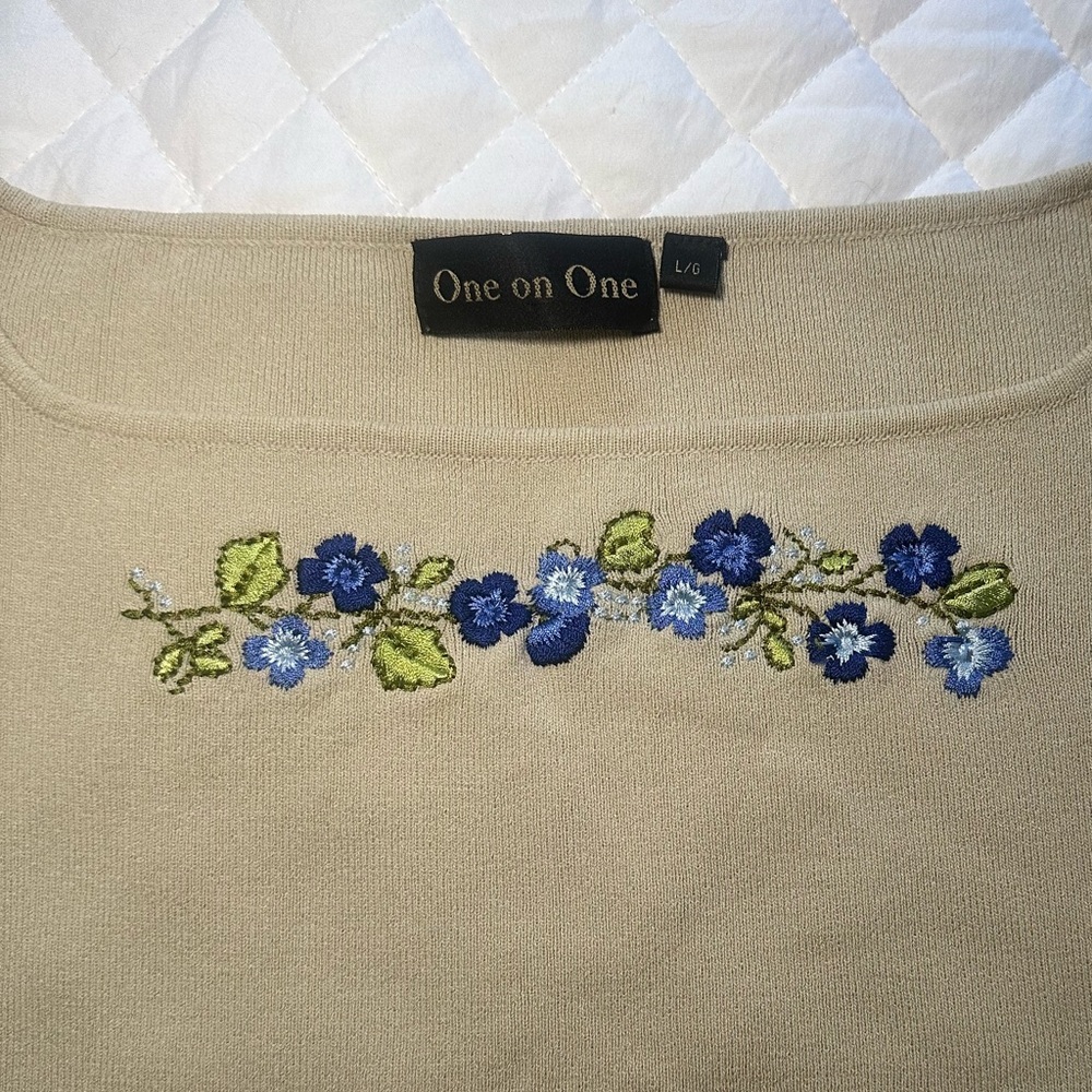 Vintage Beige Short Sleeve Sweater with Blue Embroidered Flowers (Size L) - Picture 5 of 8